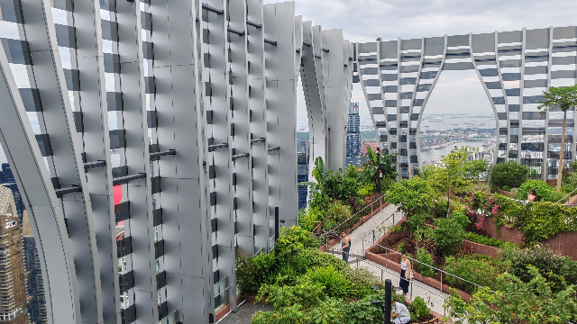 新加坡擅长在钢筋混凝土内建设“空中花园” （来源：第一财经记者摄）